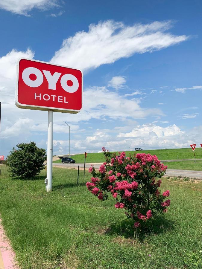 Oyo Hotel Pearsall I-35 West Εξωτερικό φωτογραφία