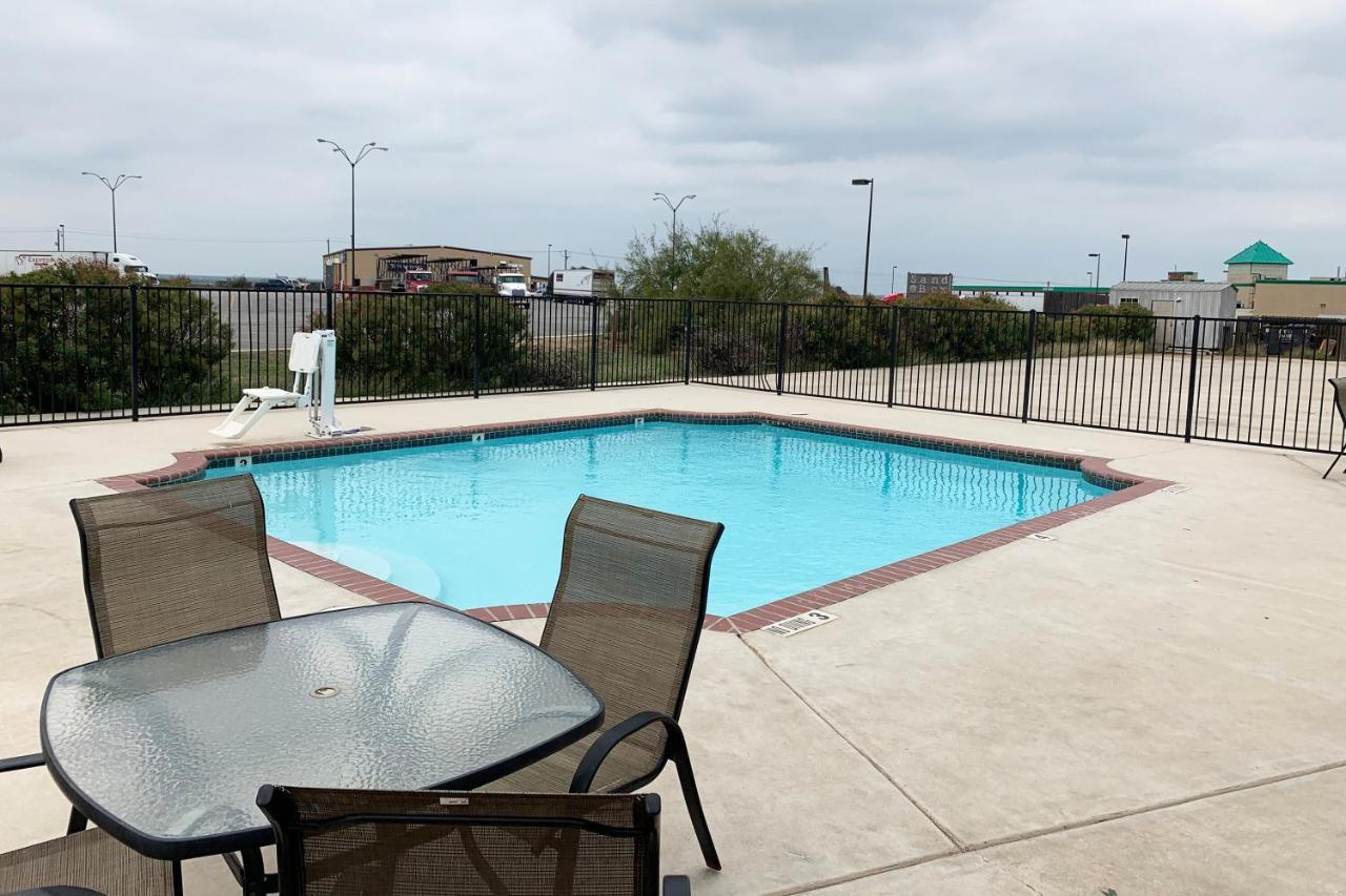 Oyo Hotel Pearsall I-35 West Εξωτερικό φωτογραφία
