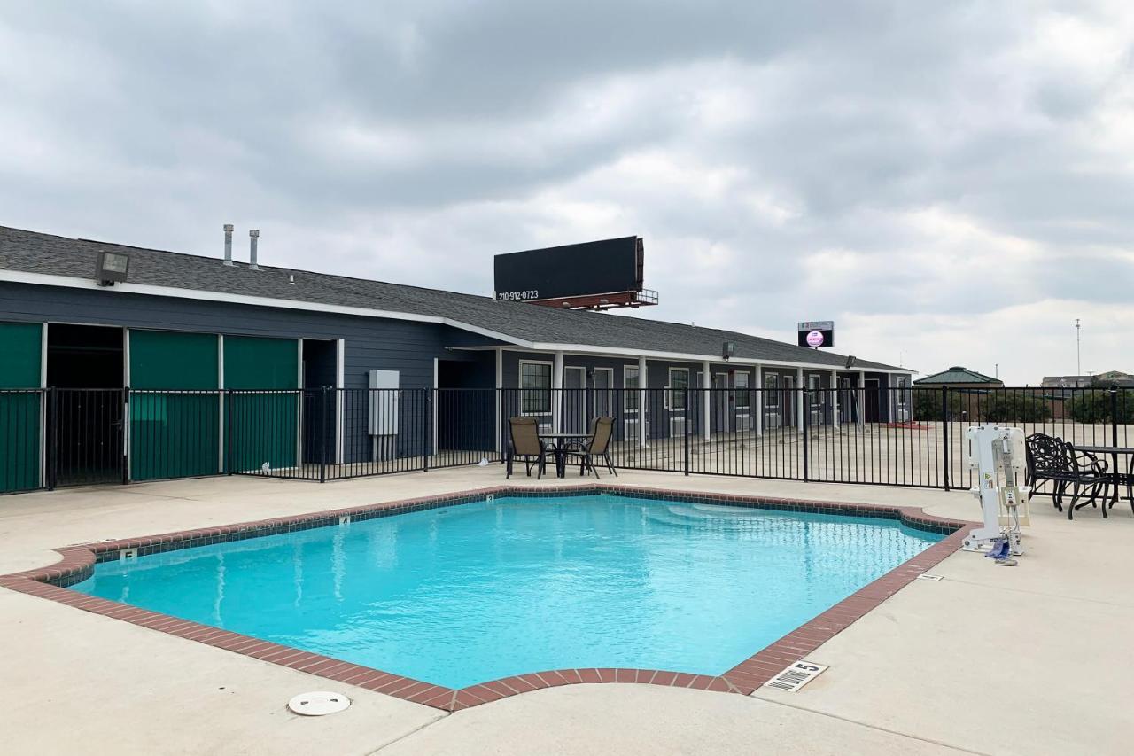 Oyo Hotel Pearsall I-35 West Εξωτερικό φωτογραφία
