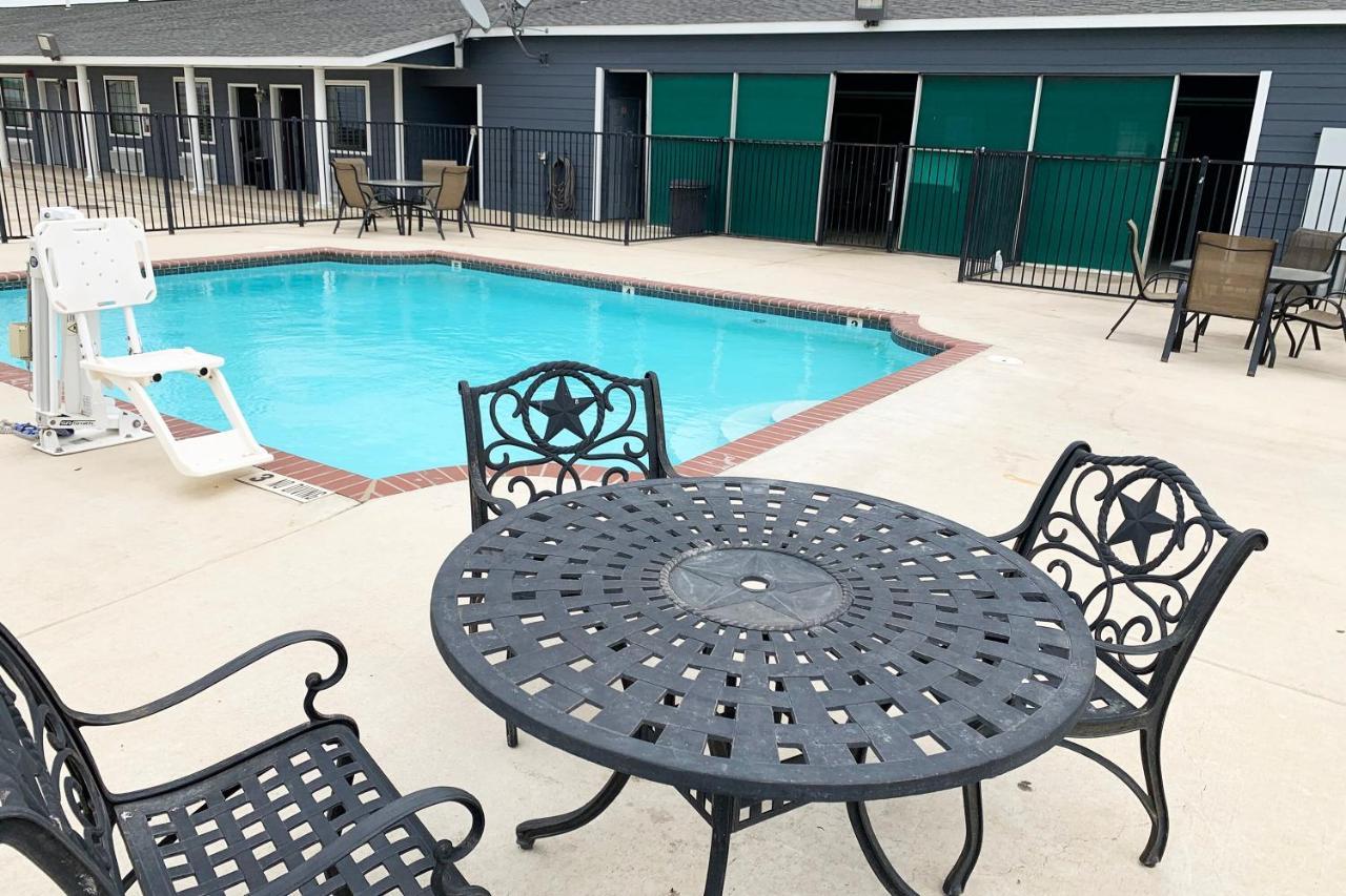 Oyo Hotel Pearsall I-35 West Εξωτερικό φωτογραφία