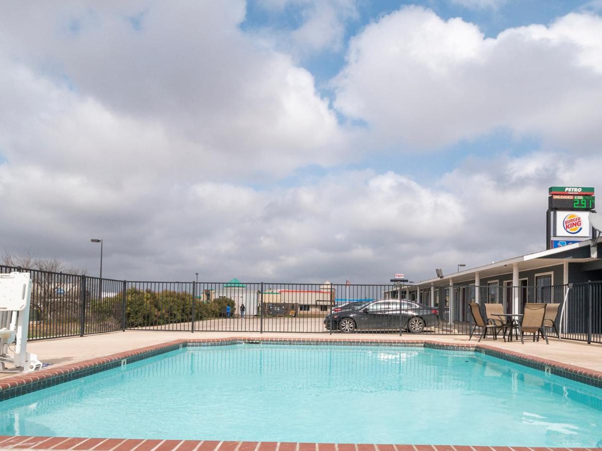 Oyo Hotel Pearsall I-35 West Εξωτερικό φωτογραφία