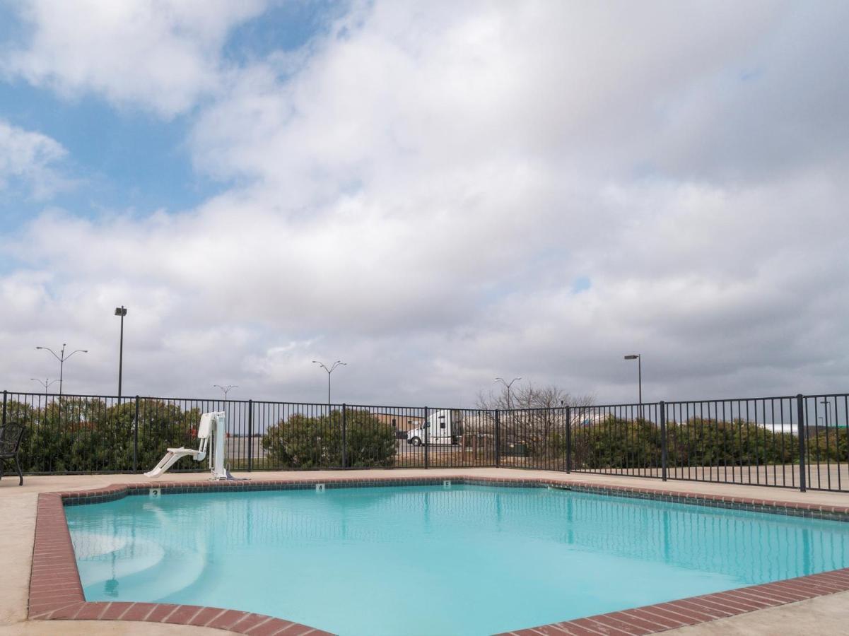 Oyo Hotel Pearsall I-35 West Εξωτερικό φωτογραφία