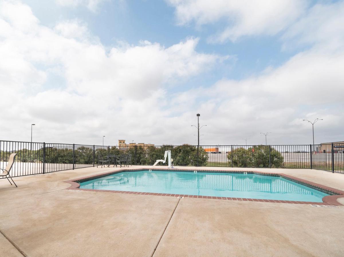 Oyo Hotel Pearsall I-35 West Εξωτερικό φωτογραφία