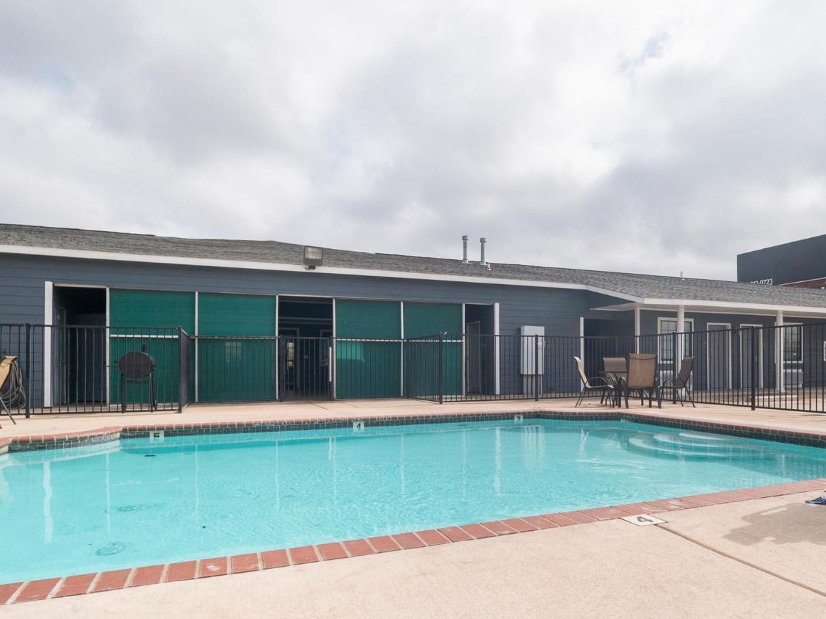 Oyo Hotel Pearsall I-35 West Εξωτερικό φωτογραφία