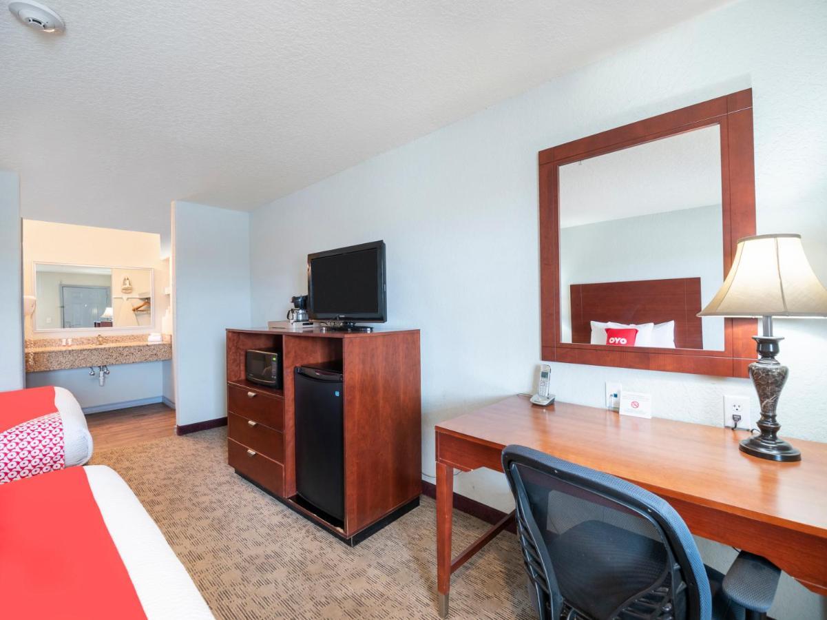 Oyo Hotel Pearsall I-35 West Εξωτερικό φωτογραφία