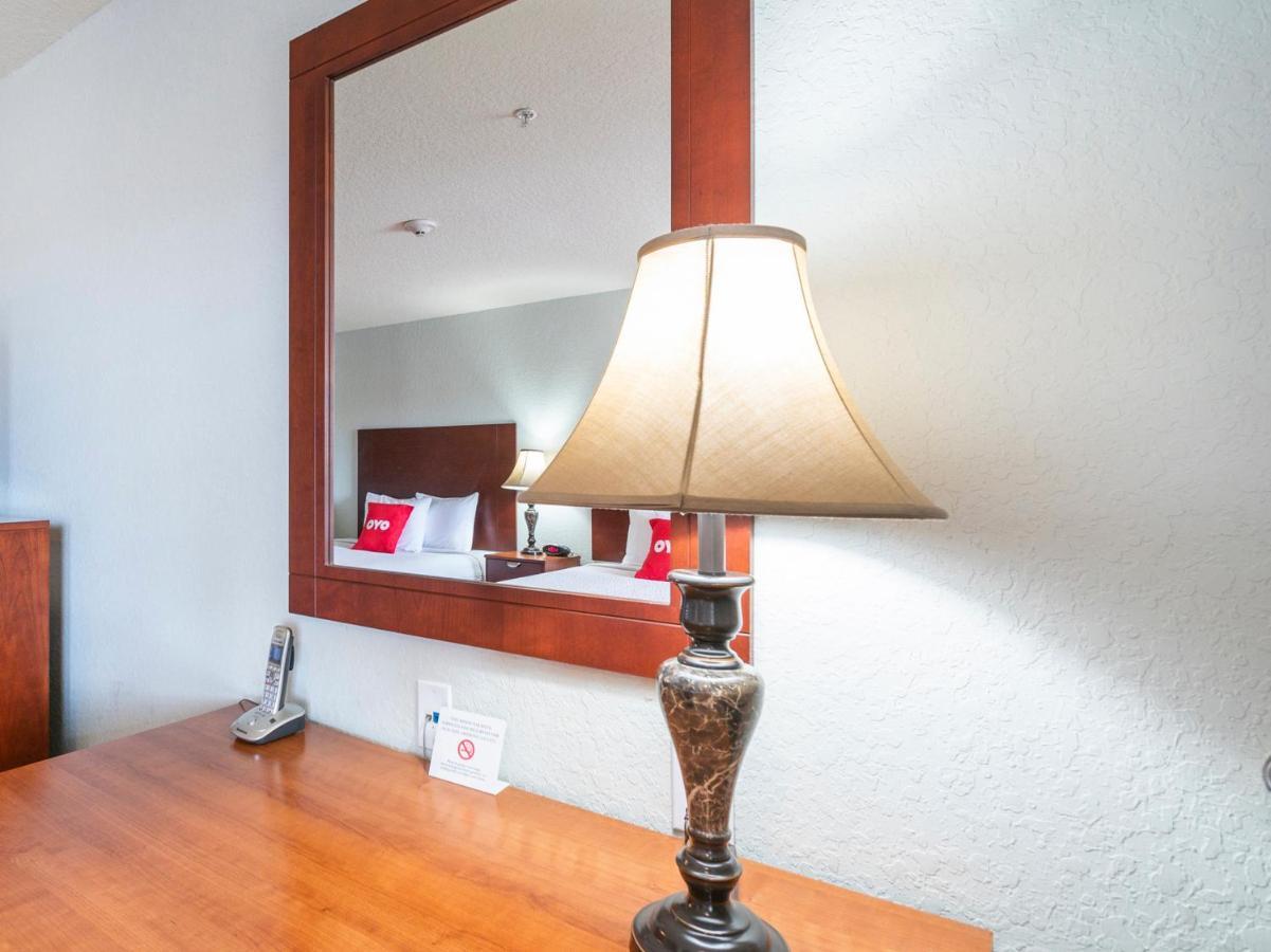 Oyo Hotel Pearsall I-35 West Εξωτερικό φωτογραφία